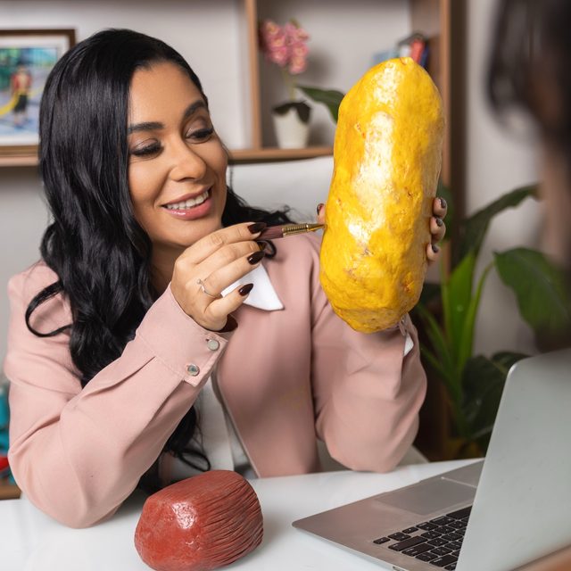 Monique Fahel explicando com um modelo de gordura corporal